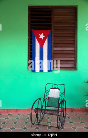 Bandera cubana con mecedora en una casa en Viñales, Cuba Foto de stock
