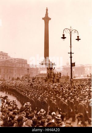 Graf Spee Victoria Parade pasa Nelsons Column. Trafalgar Square.23.2.1940 oficial y la tripulación del HMS Exeter HMS Ajax