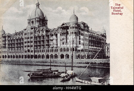Tajmahal (Taj Mahal) Hotel, Mumbai (Bombay), India, con botes en el agua en el primer plano.