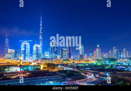 Centro financiero de Dubai, Emiratos Árabes Unidos De febrero 28, 2016: Ver en el horizonte de Dubai Financial Center con modernos rascacielos de Dubai. Foto de stock