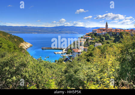 Ciudad mediterránea de Vrbnik, Isla de Krk, Croacia - Pueblo en el norte del mar Adriático, ubicada en la alta roca, conocida por el vino de calidad - vrbnicka zl Foto de stock