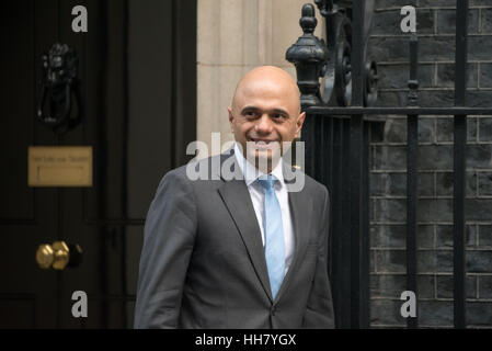 Londres, Reino Unido. 17 de enero de 2017. Sajid Javid, Secretario de Comunidades, sale el número 10 de Downing Street. Crédito: Ian Davidson/Alamy Live News Foto de stock