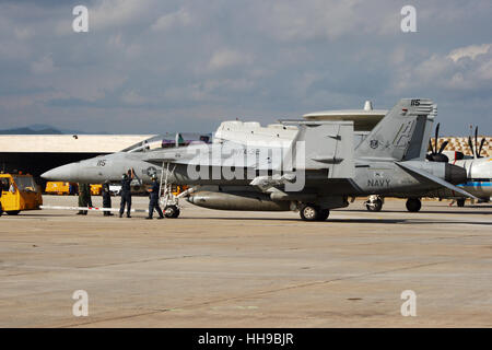 Us navy f/a-18f super hornet del VFA-32 en los 100 años de aeronavale airshow en Hyeres la base aérea. Foto de stock