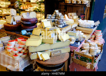 Selección de quesos en el mercado Borough Market, Londres, Inglaterra Foto de stock