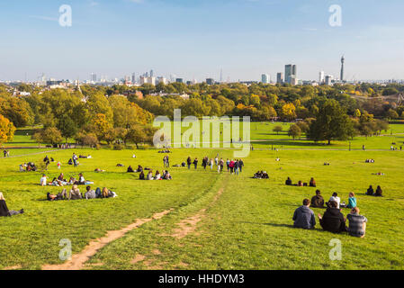 El horizonte de la ciudad de Londres en el otoño visto desde Primrose Hill, Chalk Farm, Borough de Camden, Londres, Reino Unido.