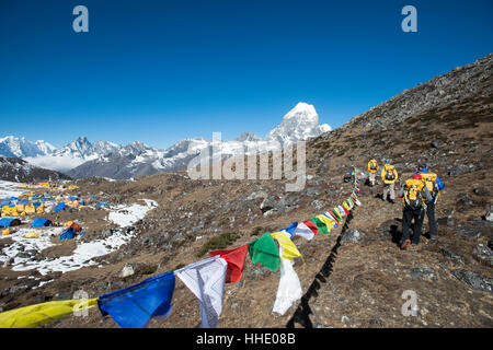 Un equipo de cuatro escaladores volver al campamento base después de escalar el Ama Dablam, en el Himalaya de Nepal, la región de Khumbu, Nepal Foto de stock