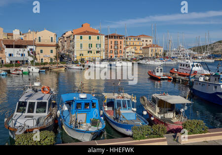 El puerto, La Maddalena, la Gallura, provincia de Olbia-Tempio (Cerdeña, Italia) Foto de stock