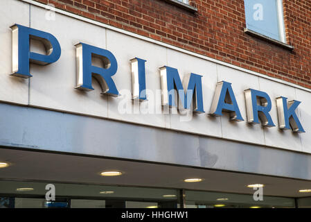 En Norwich, Reino Unido - 17 DE ENERO DE 2017: el logotipo de Primark en el exterior de su tienda en el centro de la ciudad de Norwich, el 17 de enero de 2017. Foto de stock