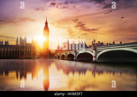 El Big Ben y Westminster Bridge al anochecer, Londres, Reino Unido.