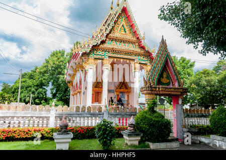 Wat Pho is Nai, en Ban Chiang, al noreste de Tailandia, es un templo cruzando la calle desde el primer museo abierto en Tailandia. Foto de stock