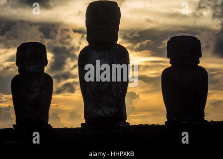Amanecer en el moai en Tongariki Plataforma ceremonial de la Isla de Pascua.Tongariki es la mayor plataforma (Ahu) con 15 moais (estatuas) Foto de stock
