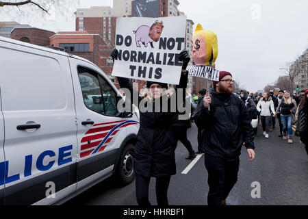 Washington, DC, Estados Unidos, 20 de enero de 2017: Miles de manifestantes anti-Trump marzo justo fuera del perímetro de seguridad de la inauguración presidencial. Muchos manifestantes chocan con la policía antidisturbios. Foto de stock