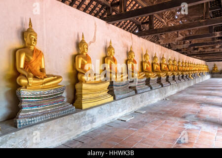 Fila de la estatua del buda de oro Wat Phutthaisawan sentado en el templo en el Parque Histórico de Ayutthaya, Phra Nakhon Si Ayutthaya, Tailandia Provincia Foto de stock