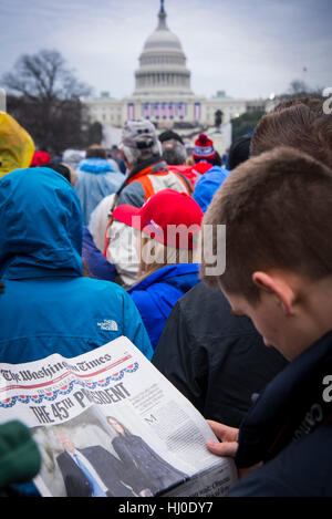 Washington DC, EE.UU. 20 de enero de 2017. Día de inauguración. Hombre leyendo el Washington Times durante la inauguración de Donald Trump en Capitol Hill. 58ª ceremonia jurada. Trump se convierte en el 45° presidente de Estados Unidos. Crédito: Yuriy Zahvoyskyy/Alamy Live News