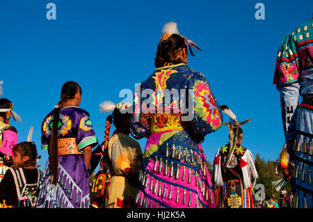 Las niñas nativos americanos en regalia, Pi-Ume-Sha Tratado Días, Warm Springs Indian Reservation, Oregón Foto de stock