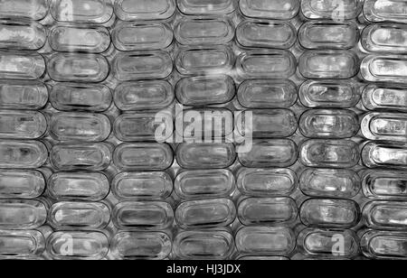 Gran grupo de botellas vacías de vidrio reciclado