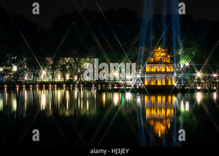 Pagoda reflexionó sobre los ejes de luz y agua, el Lago Hoan Kiem, Hanoi, Vietnam Foto de stock