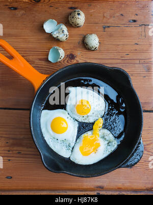 Freír huevos de codorniz en miniatura Foto de stock