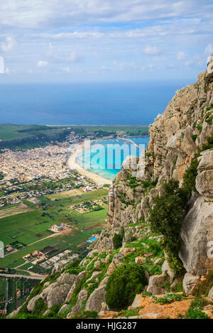 San Vito Lo Capo y monte Mónaco, vista aérea, Sicilia, Italia Foto de stock