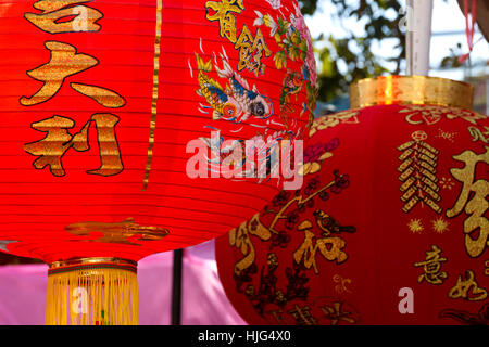 Linternas de papel rojo chino tradicional con jeroglíficos para año nuevo lunar de cerca el enfoque selectivo