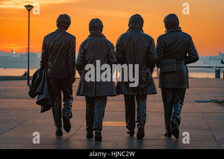 Estatua de Los Beatles o Fab Four en Liverpool pierhead en el sol vespertino. Foto de stock