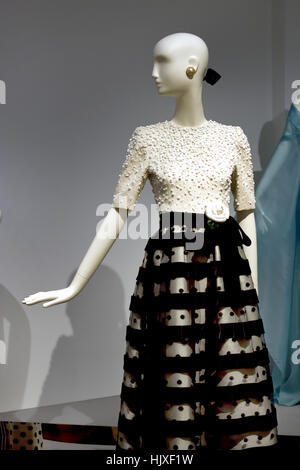 Hubert de Givenchy ( Couturier ) Francia ropa de la estrella de cine Audrey  Hepburn ( Reino Unido Fotografía de stock - Alamy