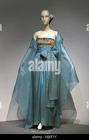 Hubert de Givenchy ( Couturier ) Francia ropa de la estrella de cine Audrey  Hepburn ( Reino Unido Fotografía de stock - Alamy