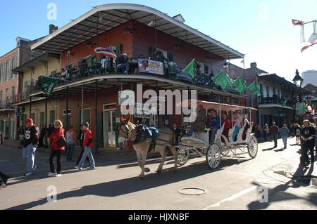 Nueva Orleans, Luisiana, EE.UU.- El 1 de enero de 2008: Los turistas caminando por la Calle Bourbon en el French Quarter de Nueva Orleans durante el Sugar Bowl de 2008.