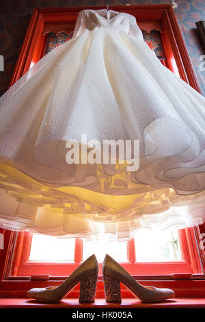 Vestido de Novia y zapatos rojos estilo de Mary Poppins del bastidor de la ventana Fotografía de stock - Alamy