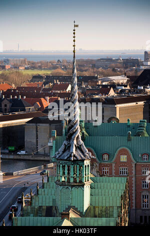 Dinamarca, Copenhague, Slotholmsgade, twisted dragon chapitel de Borsen, la antigua bolsa Foto de stock
