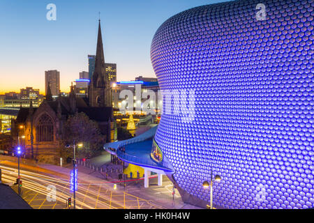 Plaza de Toros y Selfridges al anochecer, Birmingham, West Midlands, Inglaterra, Reino Unido Foto de stock