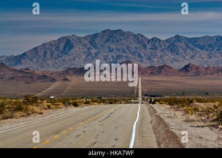 La ruta 66, Antigua Carretera Sendero Nacional, Senderos de Mojave National Monument, muerto en las montañas dist, cerca Chambless, California, EE.UU. Foto de stock