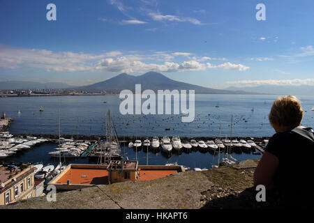 Bahía de Nápoles con el Vesubio en la distancia