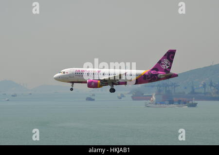 Airbus A319 de Air Hunnu JU-8888 Gran Mongol de aterrizar en el Aeropuerto Internacional de Hong Kong Foto de stock