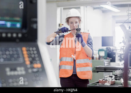 Joven ingeniero reparar la máquina en una planta industrial, Friburgo de Brisgovia, Baden-Wurtemberg, Alemania Foto de stock