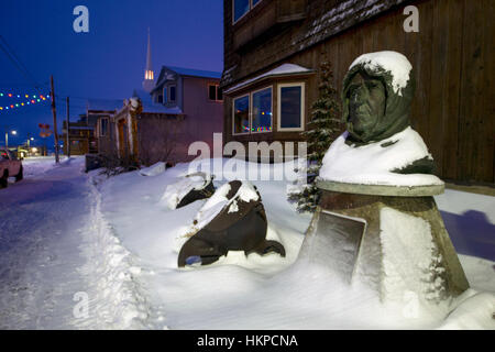Front Street en Nome Alaska 2017. Busto del Explorador Polar Roald Amundsen. Amundsen nació en una familia de armadores noruegos y capitanes en el Borge,