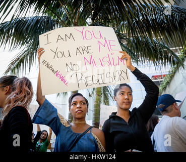 Los Angeles, California, EEUU. 29 ene, 2017. Las personas con pancartas protestando Presidente Trump prohibición de inmigración en el aeropuerto LAX en Los Angeles, California, el 29 de enero de 2017. Crédito: Jim Newberry/Alamy Live News Foto de stock