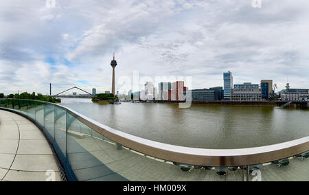 Düsseldorf, Alemania - Junio 26, 2016: Vista panorámica sobre TV Tower, marina y los edificios famosos de new media Harbour de Duesseldorf, ubicada en el río Foto de stock