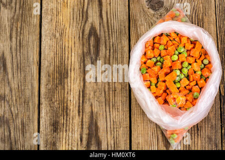 Bolsas de plástico con diferentes verduras congeladas en el