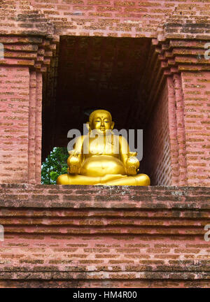 El Buda en wat nearamit vipusana Loei, Tailandia Foto de stock