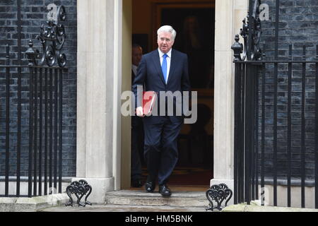 El Secretario de Defensa, Michael Fallon deja 10 Downing Street, Londres, después de una reunión del gabinete.