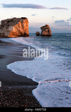 La Roca de Afrodita (Petra tou Romiou), cerca de Paphos, en Chipre Foto de stock