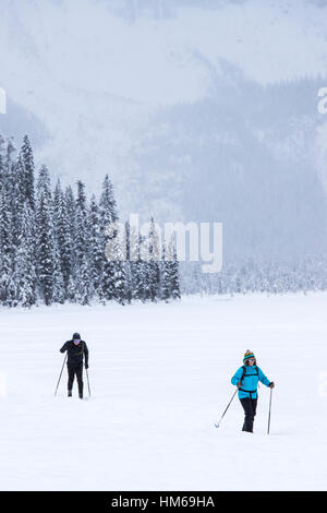 Esquiadores de fondo; El Lago Esmeralda; el Parque Nacional Yoho, British Columbia, Canada Foto de stock