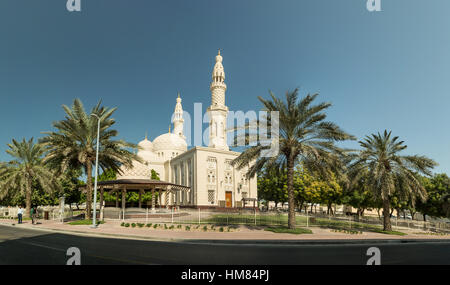 DUBAI, EMIRATOS ÁRABES UNIDOS - Noviembre 08, 2016: la mezquita de Jumeirah. Es la única mezquita en Dubai, abierto al público. Foto de stock