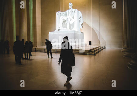 Silueta de Mujer de pie por Lincoln Memorial estatua, Washington, DC, EE.UU. Foto de stock
