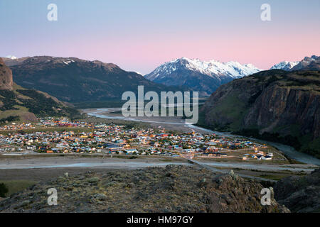 Vistas a la ciudad de El Chaltén y Río de las Vueltas y el río Fitz Roy, El Chalten, Patagonia Argentina, Sudamérica