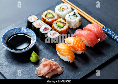 El salmón y el atún sushi en placa de pizarra negra Foto de stock