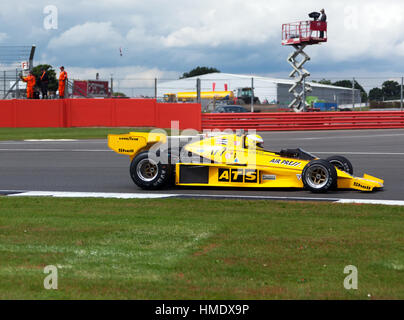 Un ATS HS01 Cosworth F1 auto conducido por Christian Perrier compitiendo en el FIA Masters histórica la carrera de F1 en Silverstone Classic Foto de stock