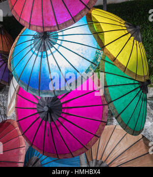 Sombrillas multicolores en venta al mercado nocturno, en Luang Prabang, Laos Foto de stock