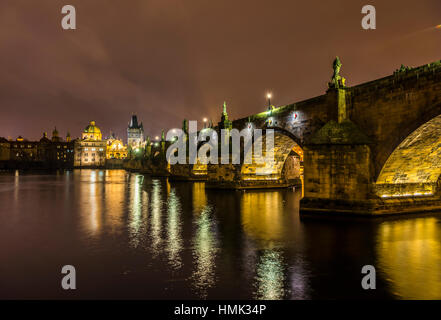 Moldavia, el Puente de Carlos, la Torre del Puente, escenas nocturnas, el centro histórico de Praga, Bohemia, República Checa